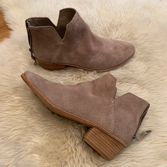 Dolce Vita Shoes - NWOT Dolce Vita Taupe Karsen Bootie